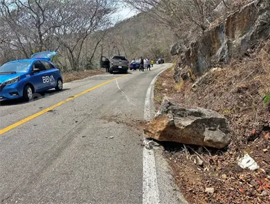 Les cae una roca y casi se desbarrancan Les cae una roca y casi se desbarrancan