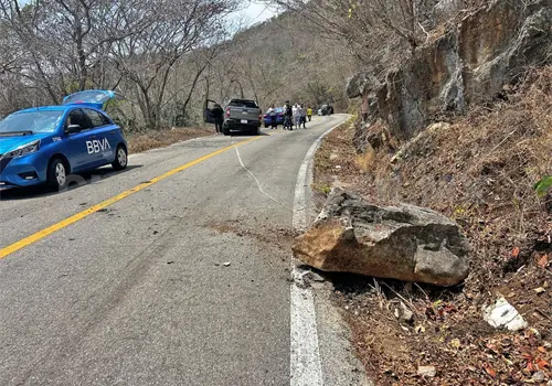 Les cae una roca y casi se desbarrancan Les cae una roca y casi se desbarrancan