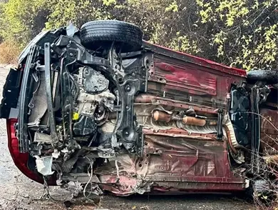 Abandonan vehículo tras volcar en el cerro Abandonan vehículo tras volcar en el cerro