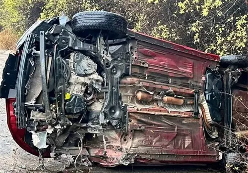 Abandonan vehículo tras volcar en el cerro Abandonan vehículo tras volcar en el cerro
