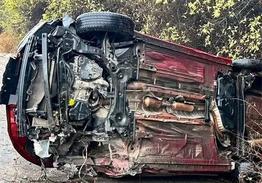 Abandonan veh&iacute;culo tras volcar en el cerro