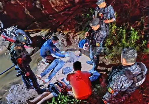 Motoristas caen a arroyo al salirse del camino Motoristas caen a arroyo al salirse del camino