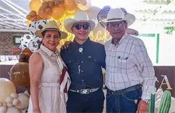 Alejandro celebra con birrete y velas Alejandro celebra con birrete y velas