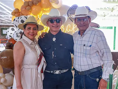 Alejandro celebra con birrete y velas