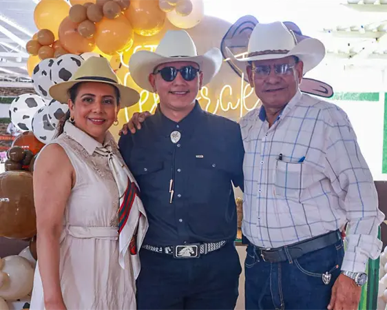 Alejandro celebra con birrete y velas