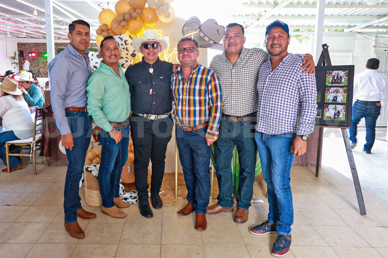 Alejandro celebra con birrete y velas