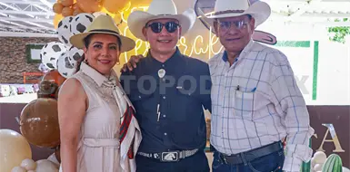 Alejandro celebra con birrete y velas Alejandro celebra con birrete y velas