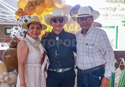 Alejandro celebra con birrete y velas Alejandro celebra con birrete y velas