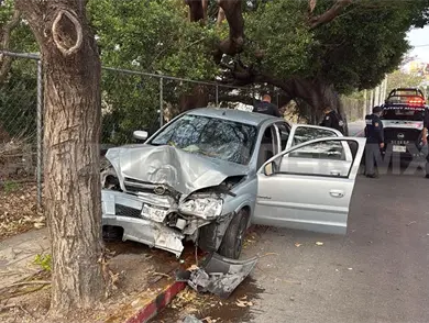 Se estrella contra árbol tras chocar con taxi en 5.ª Norte Se estrella contra árbol tras chocar con taxi en 5.ª Norte