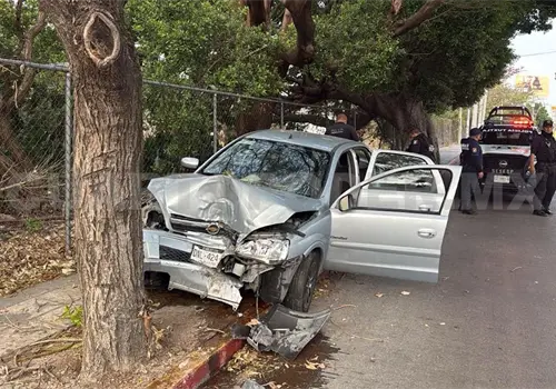 Se estrella contra árbol tras chocar con taxi en 5.ª Norte Se estrella contra árbol tras chocar con taxi en 5.ª Norte