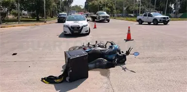 Se estrellan motociclistas contra un taxi Se estrellan motociclistas contra un taxi