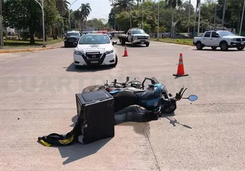 Se estrellan motociclistas contra un taxi Se estrellan motociclistas contra un taxi