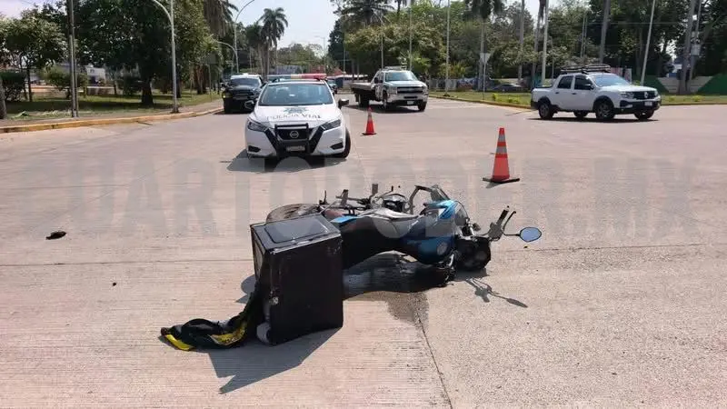 Se estrellan motociclistas contra un taxi