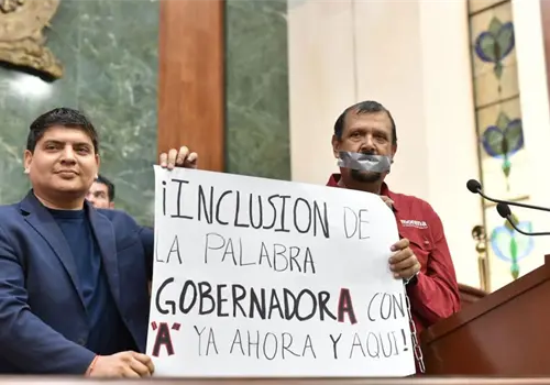 Legislador de Morena se encadena y amordaza