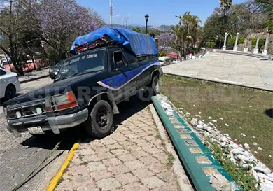 Pierde el control y se estampa en monumento