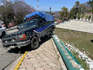 Pierde el control y se estampa en monumento