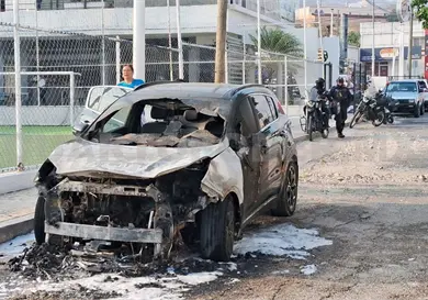 Se incendia SUV por presunto cortocircuito