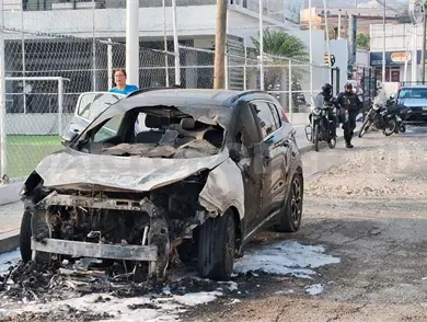 Se incendia SUV por presunto cortocircuito