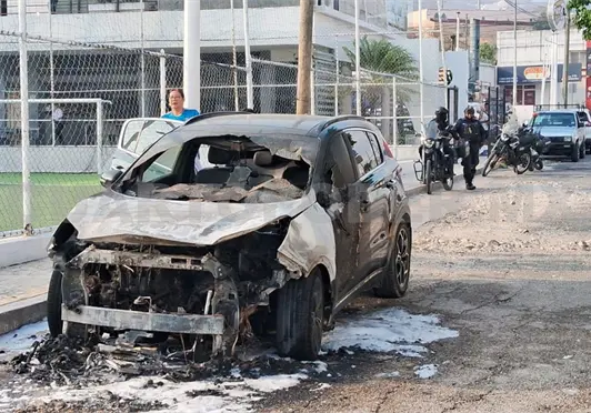 Se incendia SUV por presunto cortocircuito Se incendia SUV por presunto cortocircuito