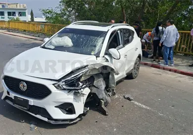 Colisiona en la contenci&oacute;n tras corte de circulaci&oacute;n