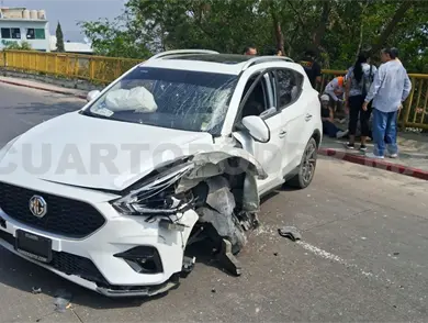 Colisiona en la contenci&oacute;n tras corte de circulaci&oacute;n