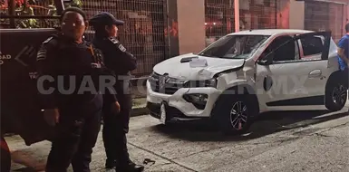 Veh&iacute;culo embiste a moto y lesiona a pasajeros