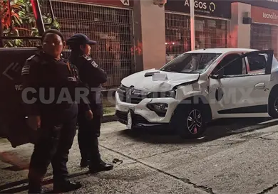 Veh&iacute;culo embiste a moto y lesiona a pasajeros