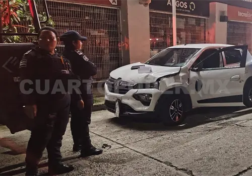 Vehículo embiste a moto y lesiona a pasajeros Vehículo embiste a moto y lesiona a pasajeros