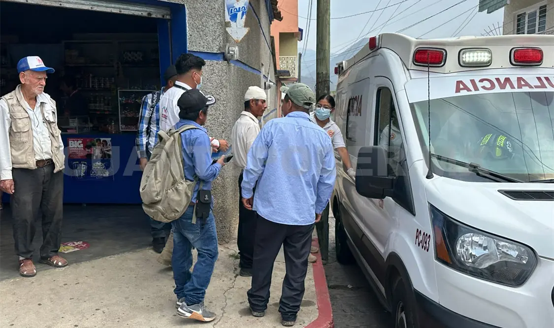 Algunos vecinos de la comunidad acompañaron al herido; mientras tanto, otros se mantuvieron en el lugar para esperar a las autoridades. CP