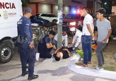 Parte en dos su moto al chocar contra BMW Parte en dos su moto al chocar contra BMW