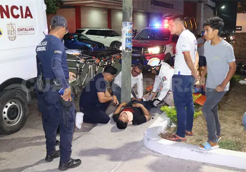 Parte en dos su moto al chocar contra BMW Parte en dos su moto al chocar contra BMW