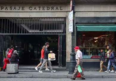 Resisten comercios de arte sacro