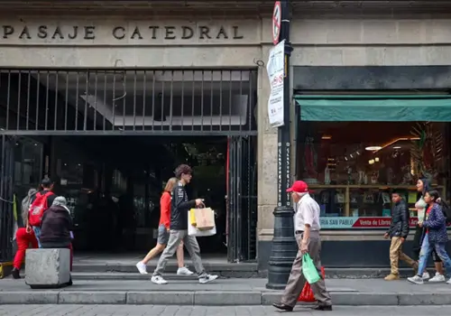 Resisten comercios de arte sacro