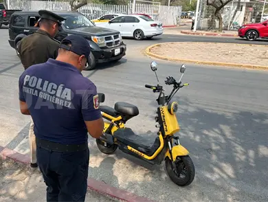 Impactan a dos a bordo de bicicleta el&eacute;ctrica