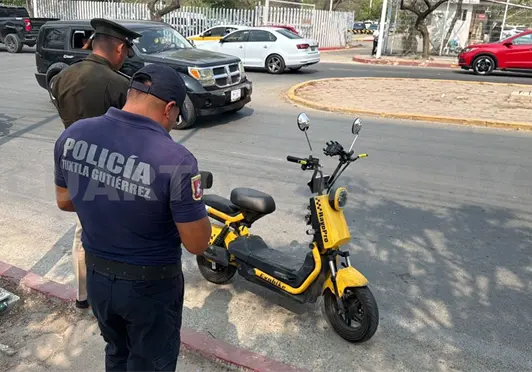 Impactan a dos a bordo de bicicleta el&eacute;ctrica