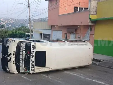 Vuelca colectivo en colonia Las Granjas