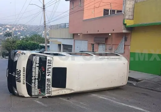 Vuelca colectivo en colonia Las Granjas