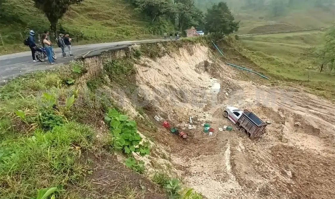 El conductor fue rescatado pues no podía salir por sus propios medios ante las lesiones que presentaba. Cortesía