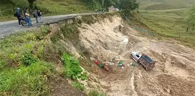 Rescatan a chofer del fondo de un barranco
