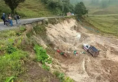 Rescatan a chofer del fondo de un barranco Rescatan a chofer del fondo de un barranco