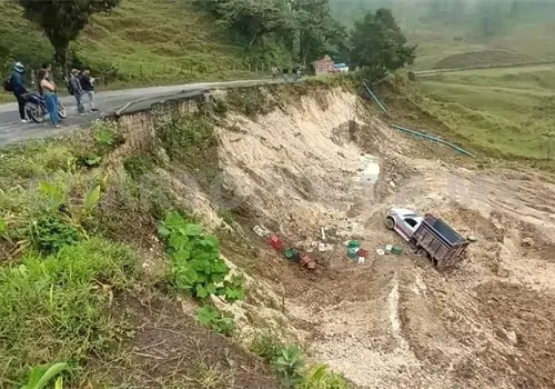 Rescatan a chofer del fondo de un barranco Rescatan a chofer del fondo de un barranco
