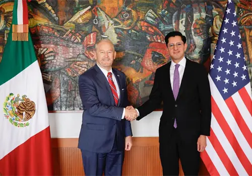 Roberto Velasco se re&uacute;ne con embajador Ronald Johnson