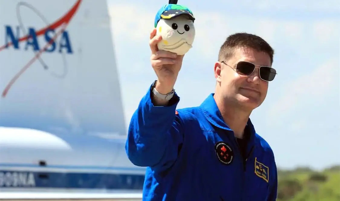 Rise es la mascota que llevaron los integrantes de la misión Artemis II. Cortesía