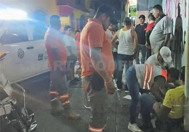 Adulto mayor derrapa y cae de su moto Adulto mayor derrapa y cae de su moto