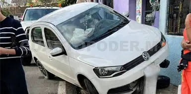 Acaba sobre un bolardo tras perder el control