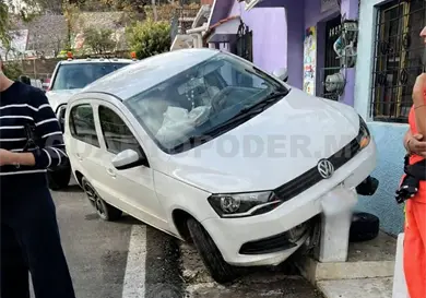 Acaba sobre un bolardo tras perder el control Acaba sobre un bolardo tras perder el control