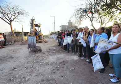 Ángel Torres da banderazo a obra de pavimentación Ángel Torres da banderazo a obra de pavimentación