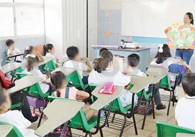 Miles de estudiantes regresan a clases