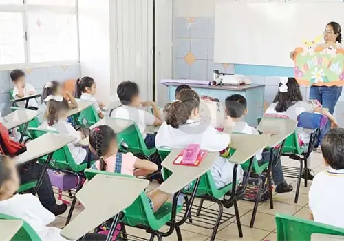 Miles de estudiantes regresan a clases Miles de estudiantes regresan a clases