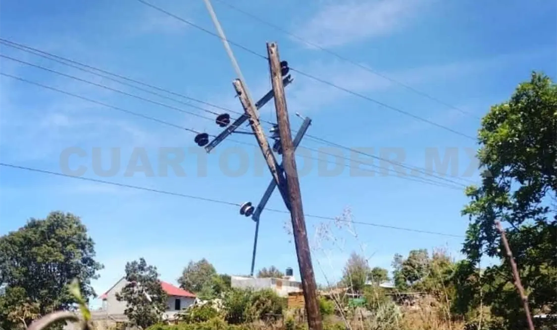 Los fuertes vientos que se registraron por la madrugada provocaron la ruptura de un poste de luz. Manuel Martínez / CP